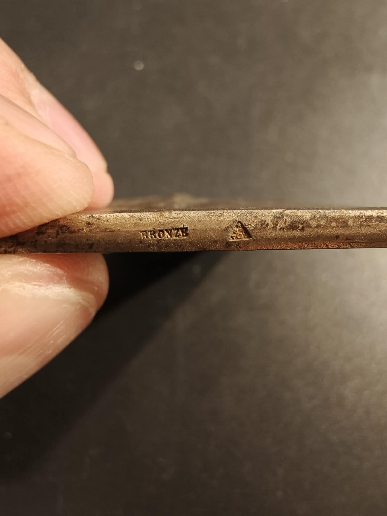 老王徽章第154期 法国网球运动方形大铜章     实发      尺寸50×34mm.    重量48.7g