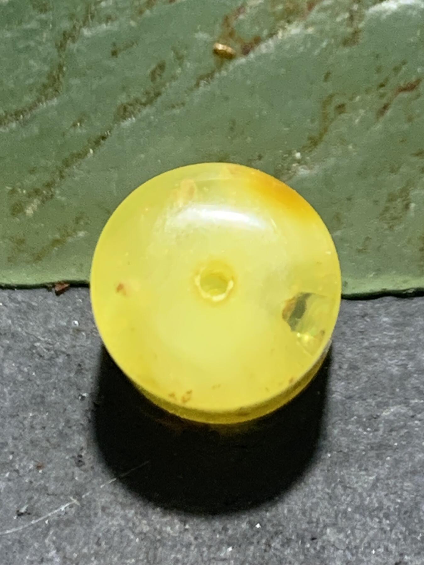 天然乌克兰原矿蜜蜡随形桶珠一颗，