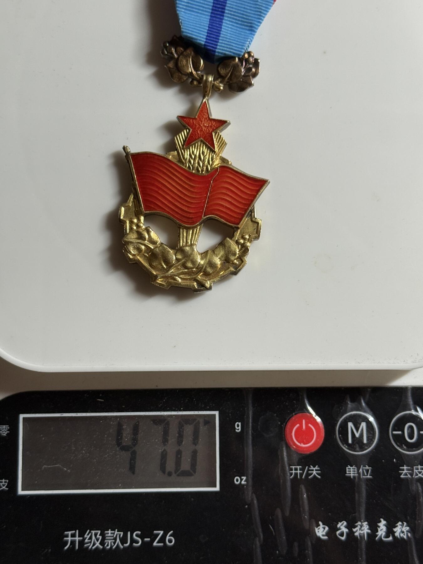 双节同庆！铭记历史！以史为鉴！戎马世界章牌大赏第106期 捷克斯洛伐克劳动红旗勋章，银制，非常厚重（47g），盒略齐全，冷珐琅版，号段15470