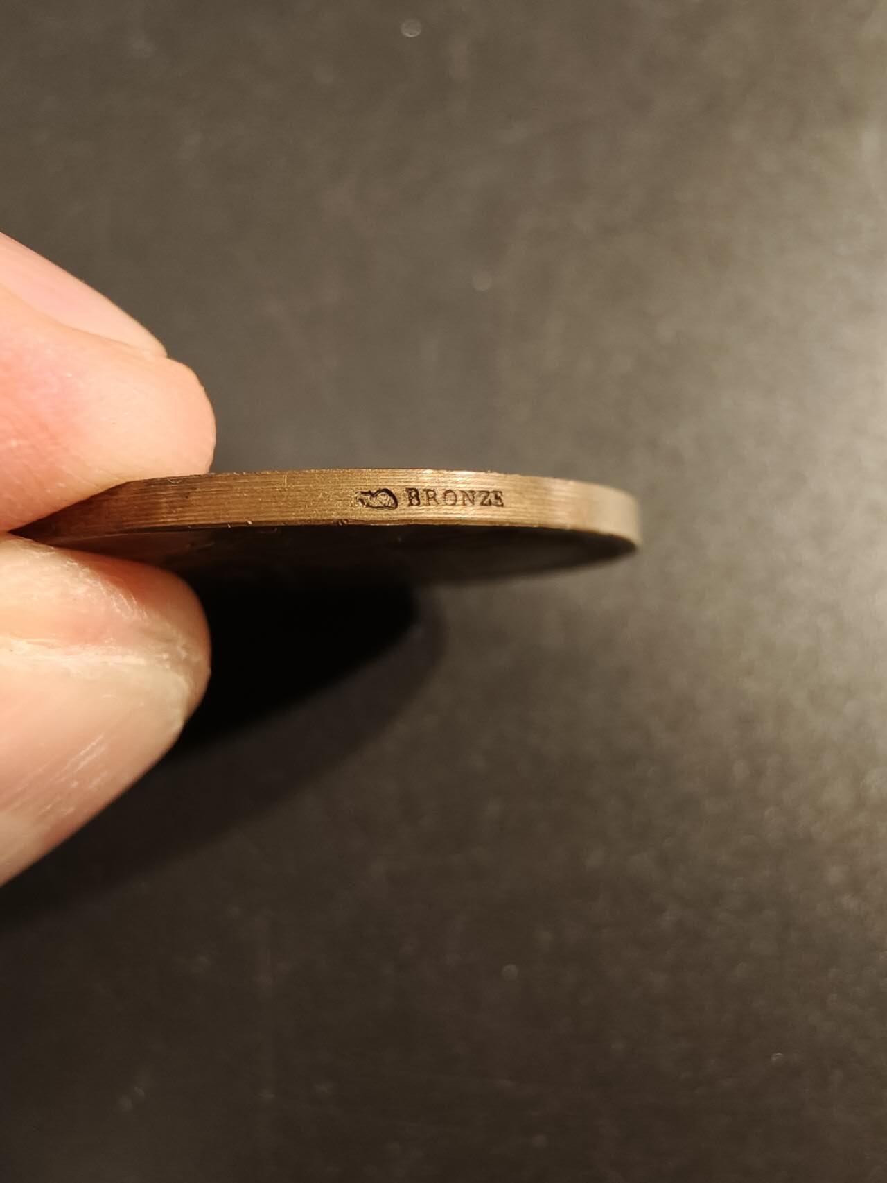 老王徽章第154期 法国著名作家雨果大铜章     大师夏普兰作品     直径33mm.   重量23.3g