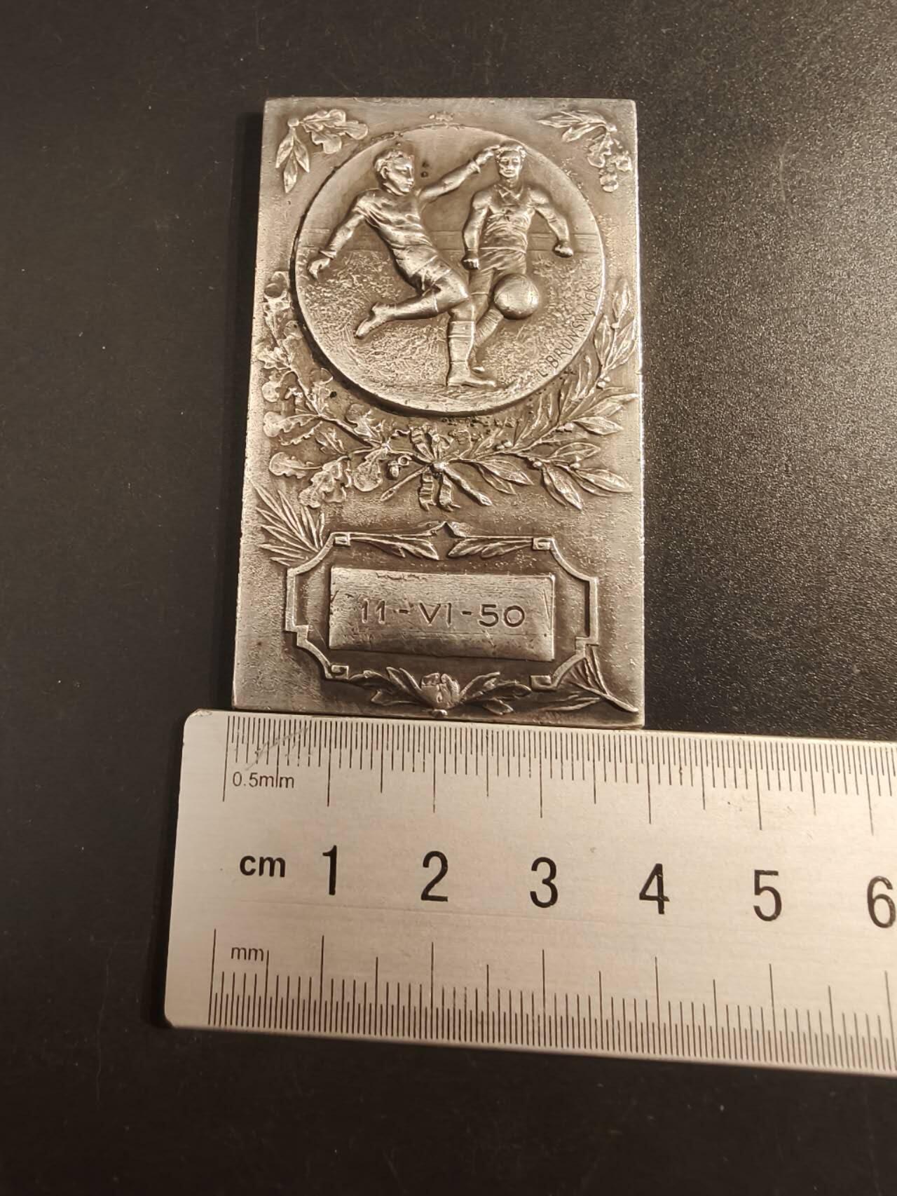 老王徽章第154期  法国足球运动镀银大铜章     1950年实发     尺寸64×38mm.    重量49.5g