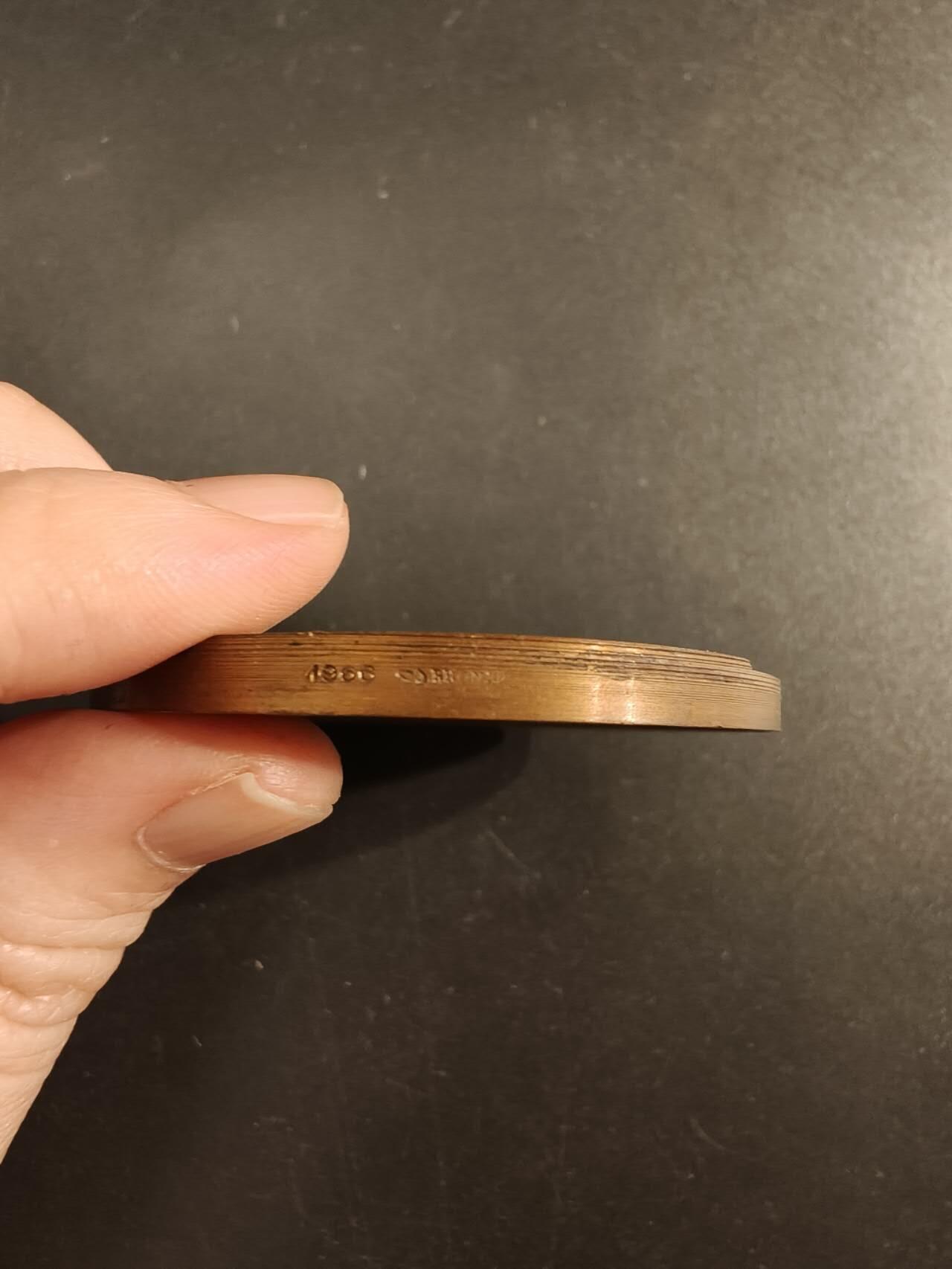 老王徽章第154期  法国养殖业大铜章     直径50mm.   重量65.1g
