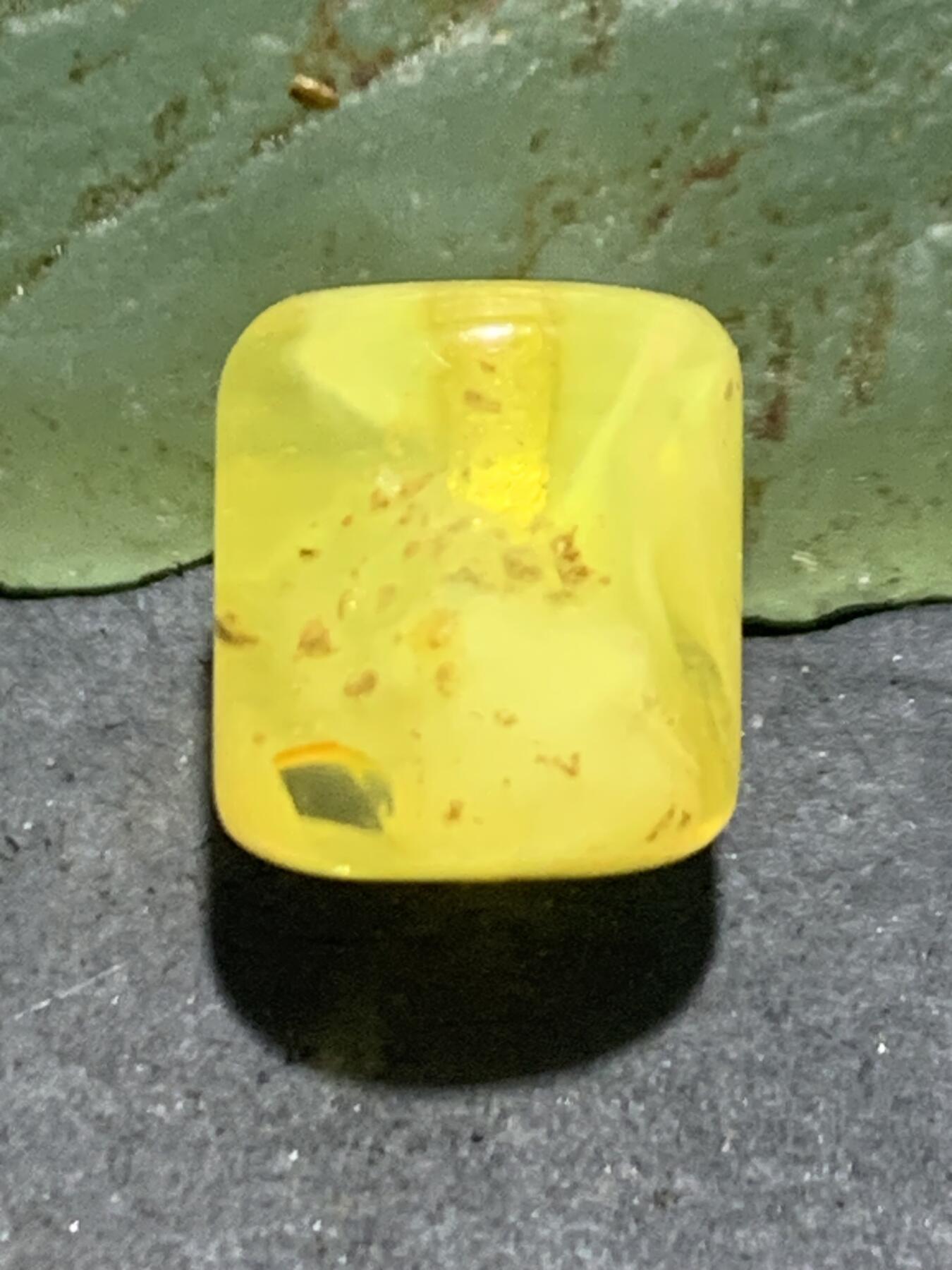 天然乌克兰原矿蜜蜡随形桶珠一颗，