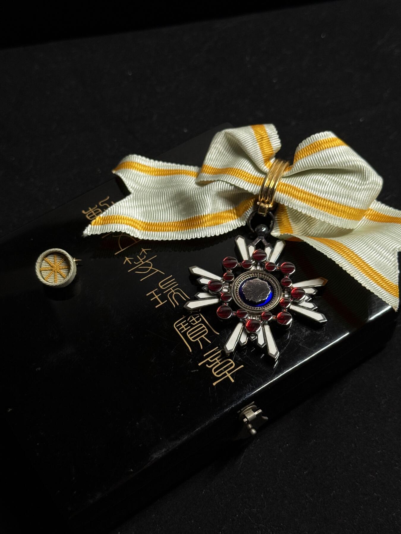 双节同庆！铭记历史！以史为鉴！戎马世界章牌大赏第106期 勋五等瑞宝章，女版，盒略齐全