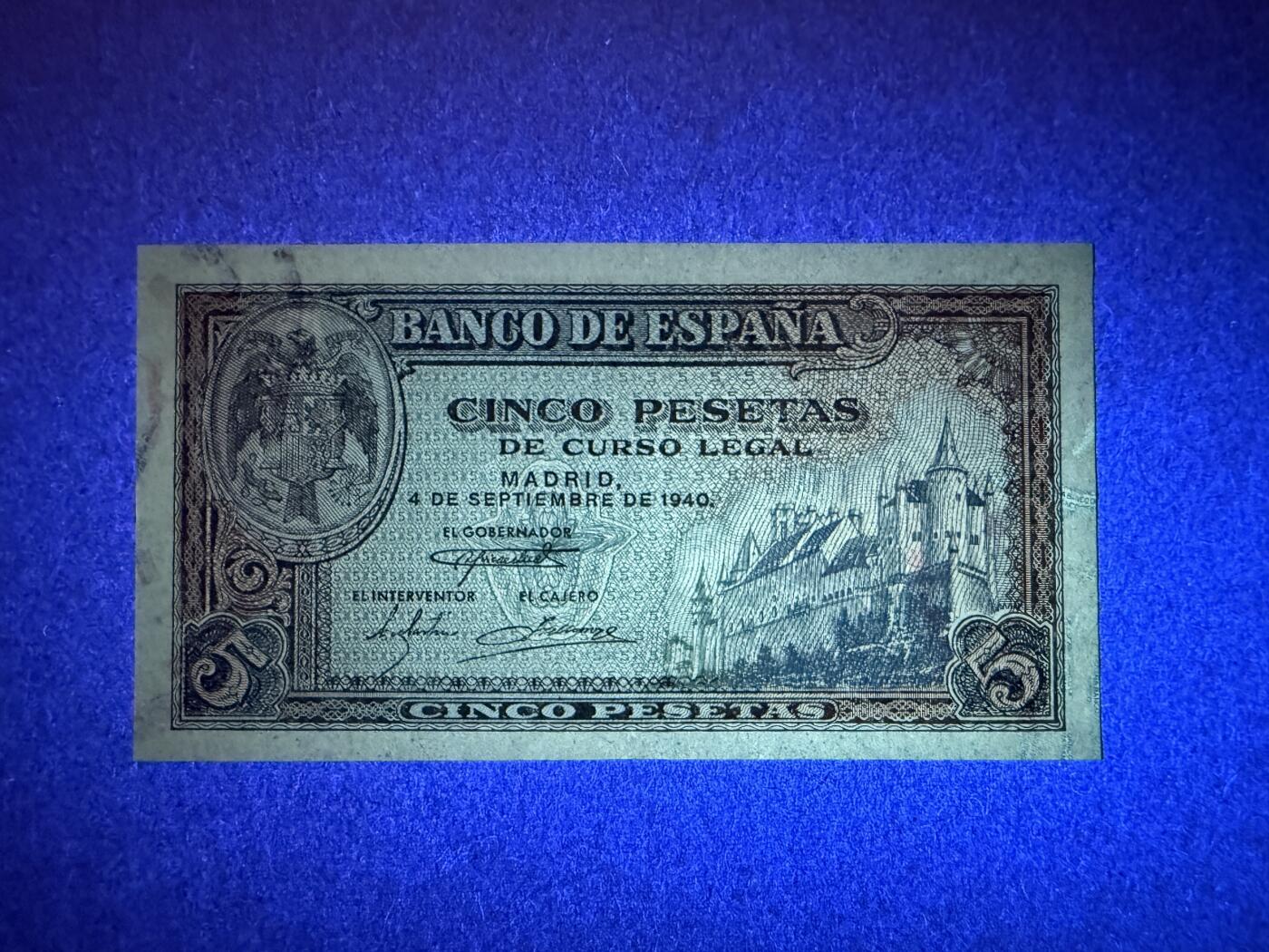 《艾美收藏》第214期-10.7周二国庆外币超白金场 西班牙5比塞塔 UNC 1940年 稀少老版本 一道道的是嵌进纸币里的安全线 不是污渍 无4双尾