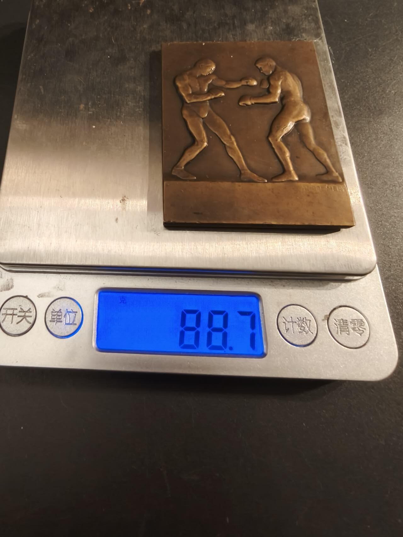 老王徽章第154期 法国拳击运动方形大铜章     尺寸60×45mm.   重量88.7g