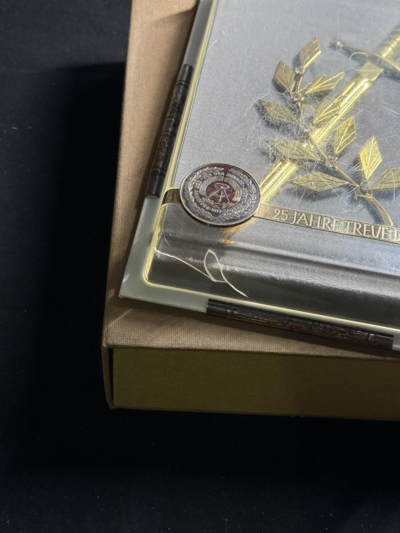 双节同庆！铭记历史！以史为鉴！戎马世界章牌大赏第106期 东德人民军圆满服役25周年纪念（俗称大宝剑）亚克力盒子一侧有磕碰破损，相对少见的慕尼黑制造