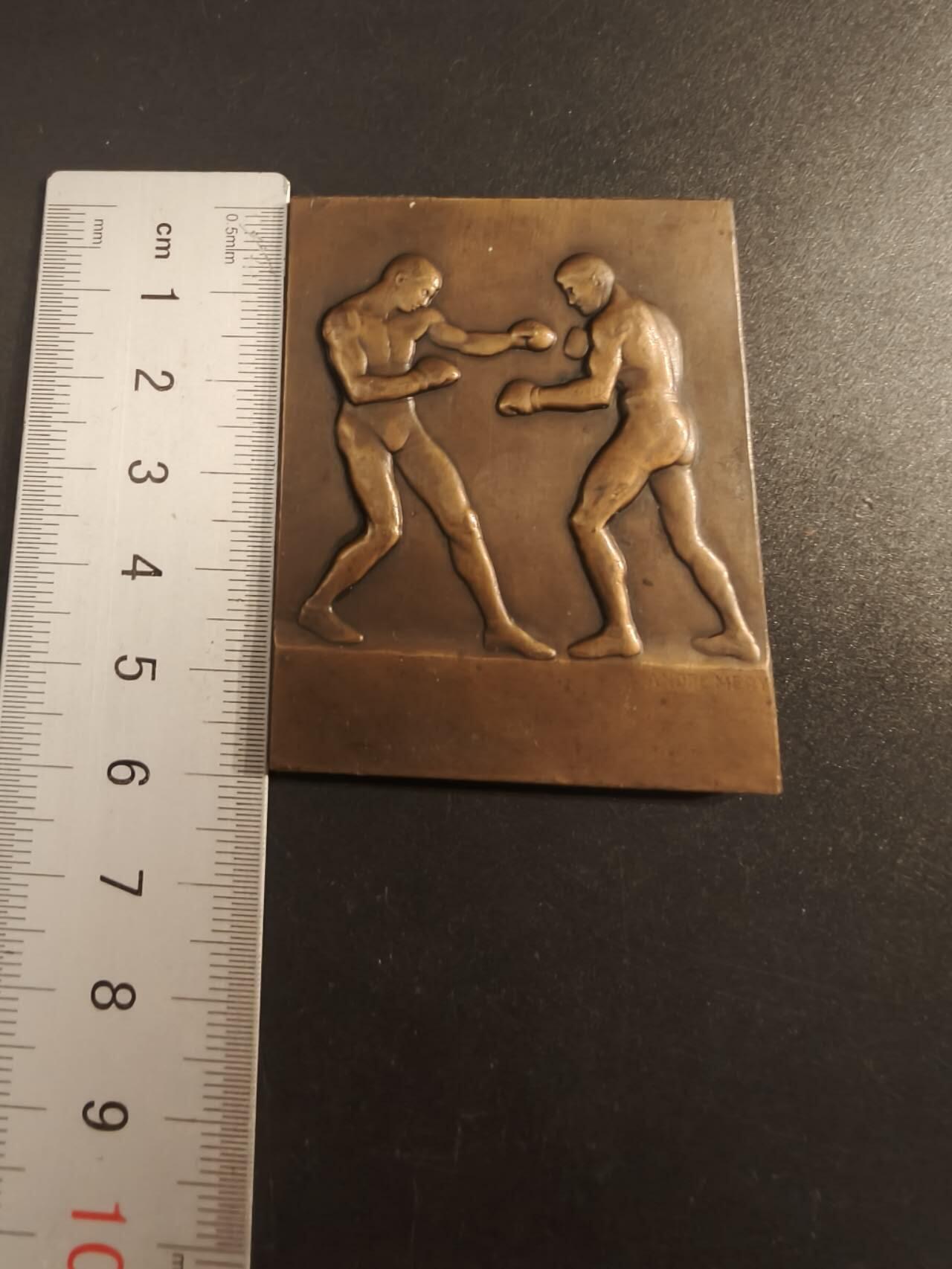 老王徽章第154期 法国拳击运动方形大铜章     尺寸60×45mm.   重量88.7g