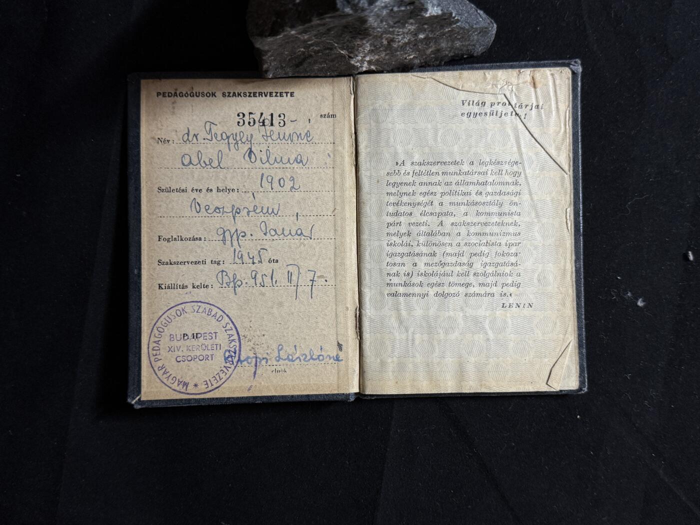 双节同庆！铭记历史！以史为鉴！戎马世界章牌大赏第106期 1951年布达佩斯签发的匈牙利工会会员证（教师工会），持有人为 Dr. Törfy Lumné Ábel Dilvia 女士，1902年出生于Veszprém，职业为机械教师，自1945年起加入工会，证件首页清楚写有博士头衔“Dr.”，并附有工会官方印章与签名