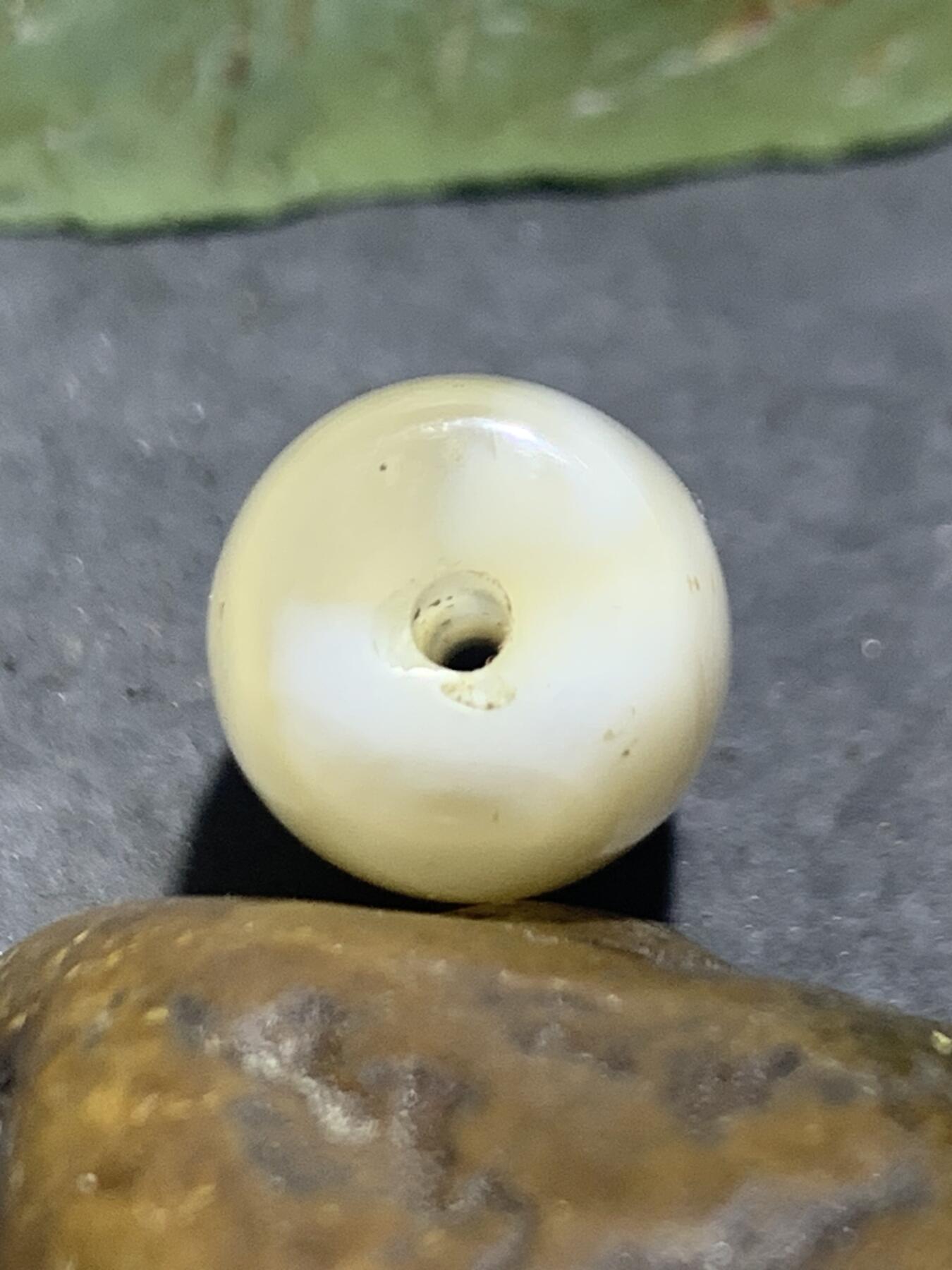 精美高玉化荔枝冻玛瑙桶珠一颗，