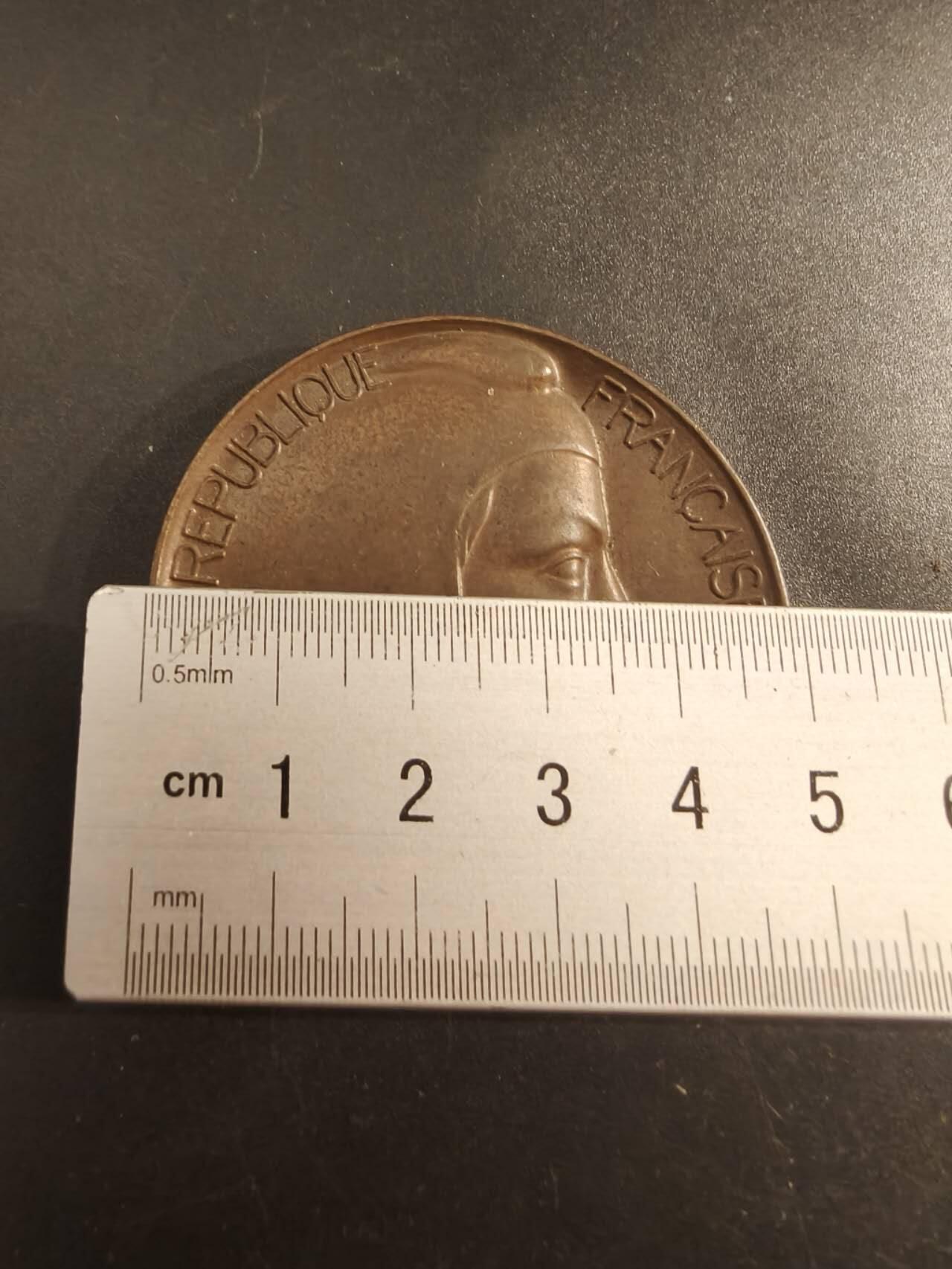 老王徽章第154期  法国参议员赠大铜章 直径50mm 重量70.1g