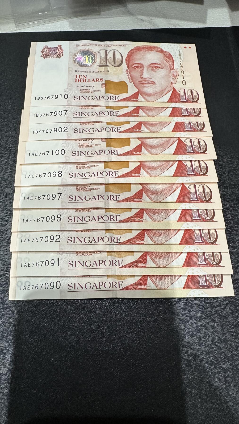 《外钞收藏家》第五百七十三期（精品场）（本平台长期征集拍品、欢迎藏友们联系合作） 新加坡2005年10元李显龙签名十张（全部全程无4）	UNC