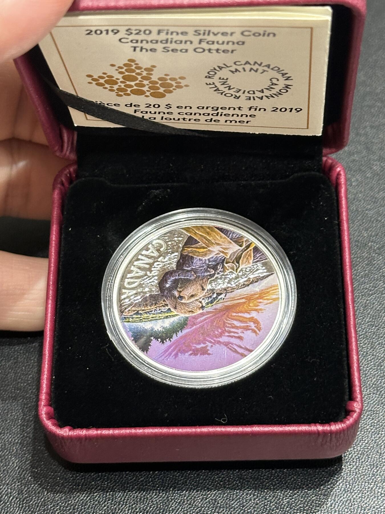 《外钞收藏家》第五百七十三期（精品场）（本平台长期征集拍品、欢迎藏友们联系合作） 加拿大2019年落日黄昏系列水獭彩 色精制银币1盎司（盒证齐全）	精制