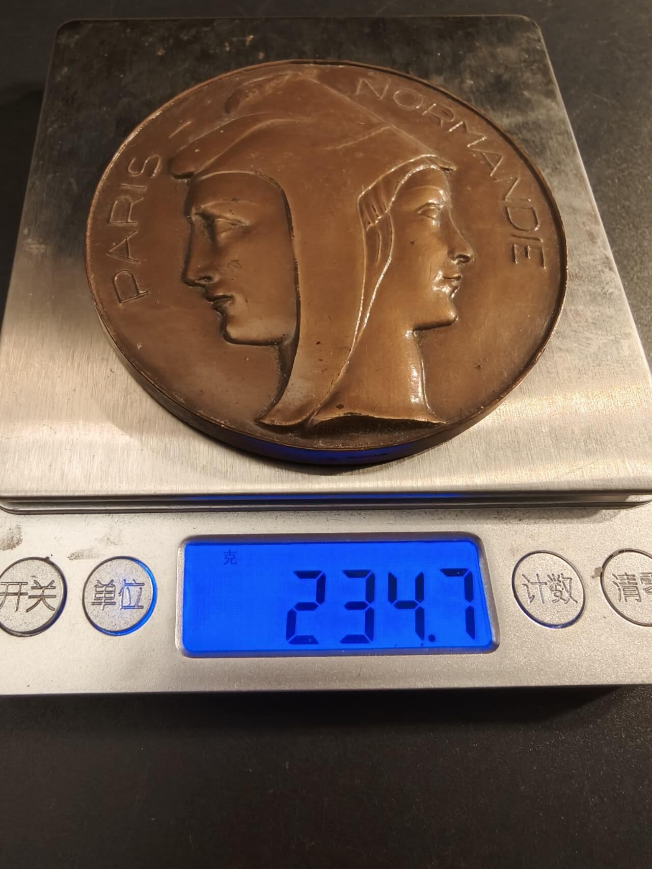 老王徽章第154期 法国巴黎-诺曼底市大铜章     直径75mm    重量234.7g