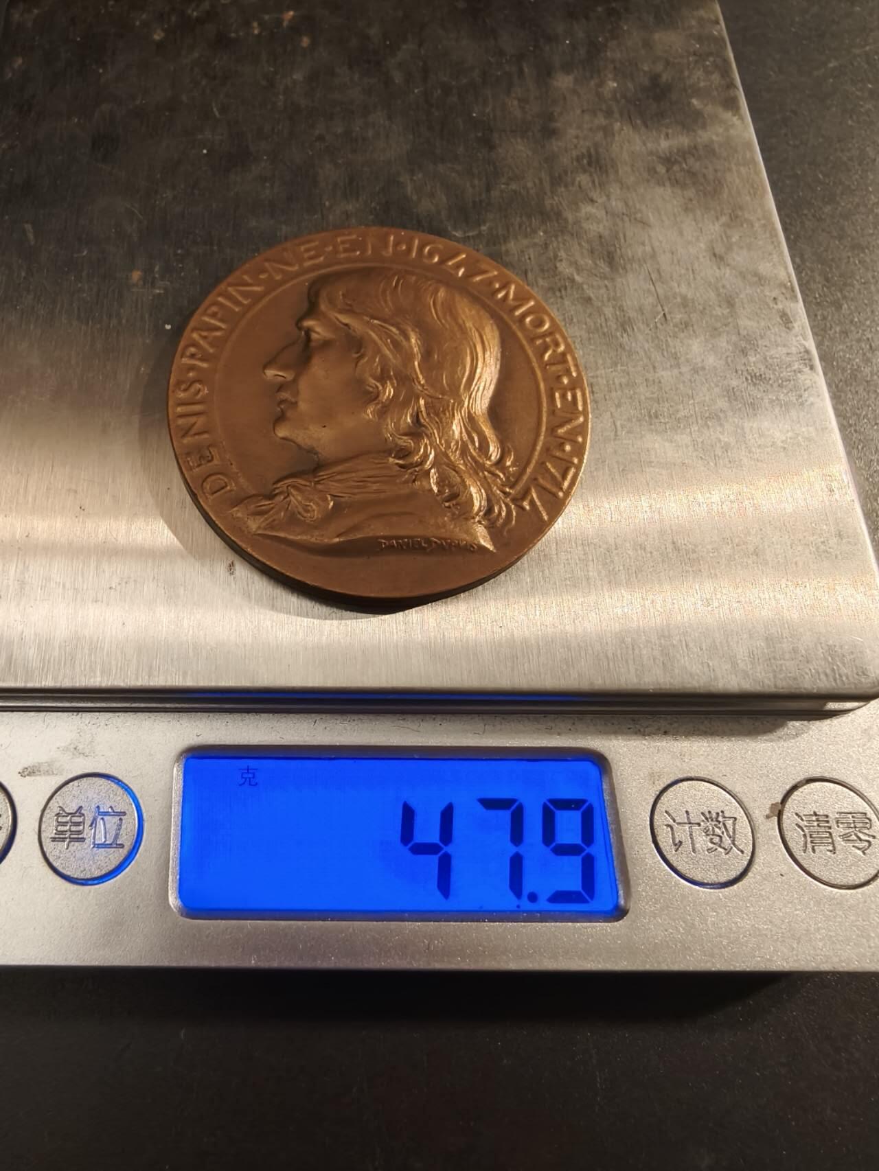 老王徽章第154期 法国化学工业与金属冶炼联合会大铜章    直径44mm.   重量47.9g