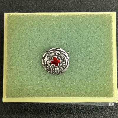西秦中古拍卖第六十一期 - 日本昭和时代红十字会会员章 银制带银标 带原盒