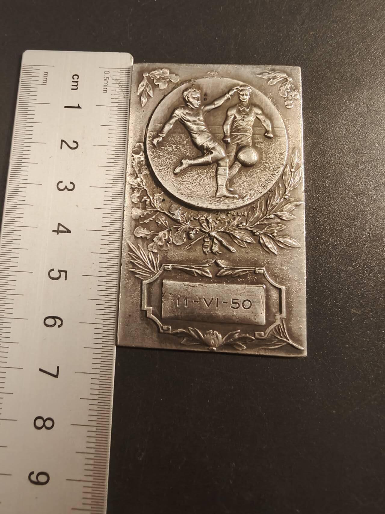 老王徽章第154期  法国足球运动镀银大铜章     1950年实发     尺寸64×38mm.    重量49.5g