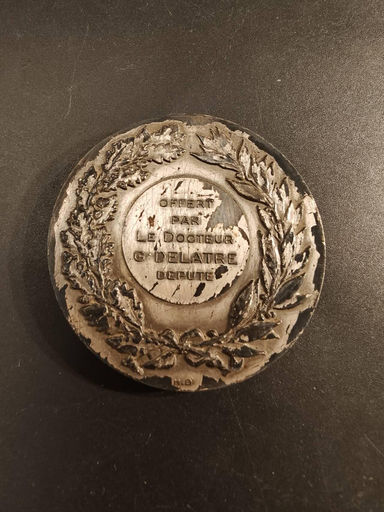 老王徽章第154期  法国参议员赠镀银大铜章 直径50mm 重量70.1g