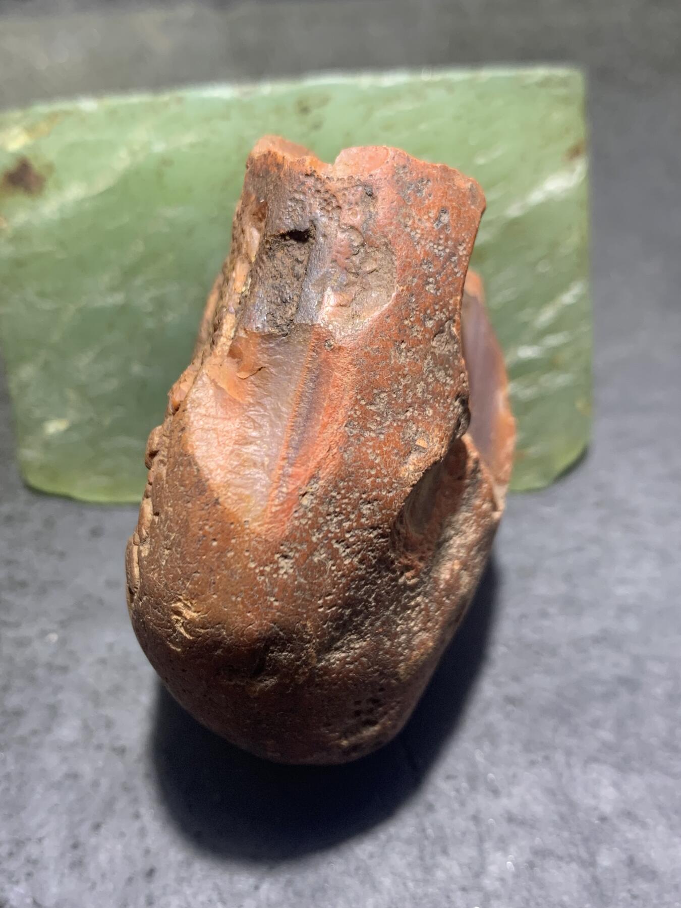 精美红皮开窗冻料千层纹南红玛瑙原石一颗
