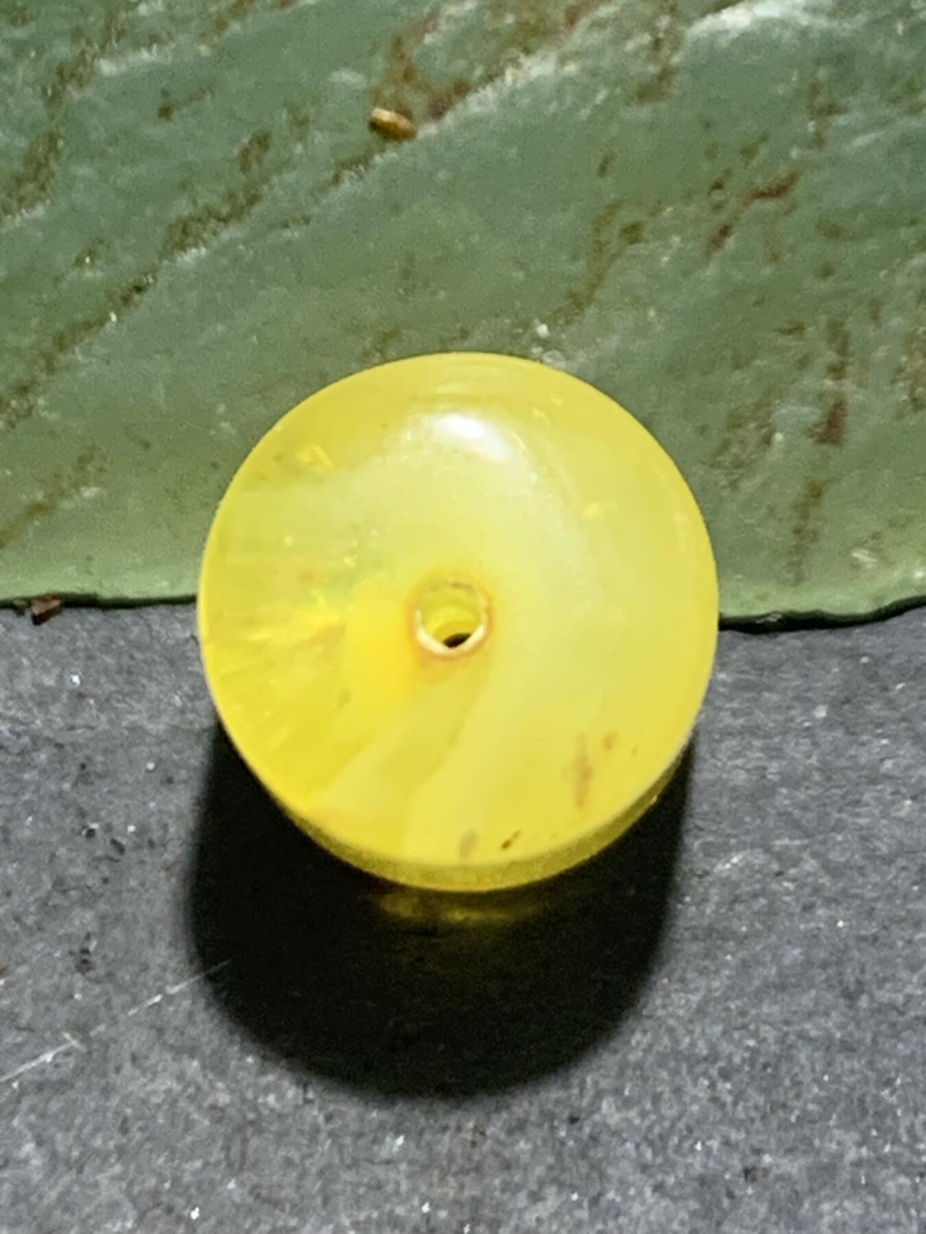 天然乌克兰原矿蜜蜡随形桶珠一颗，