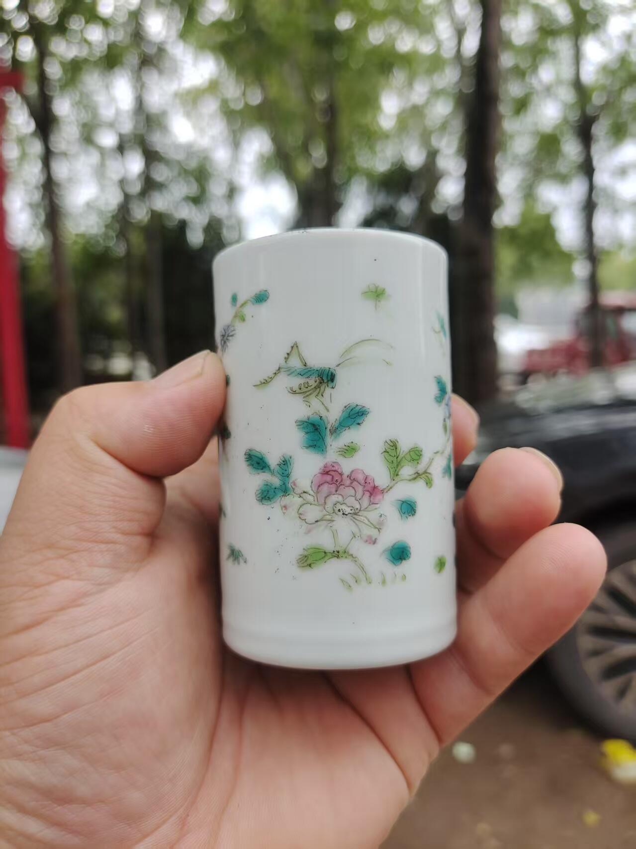 民国粉彩花卉笔筒 画工精美，白瓷胎质细腻，粉彩花卉纹饰生动，尺寸如图所示。品相完好，适合文房使用