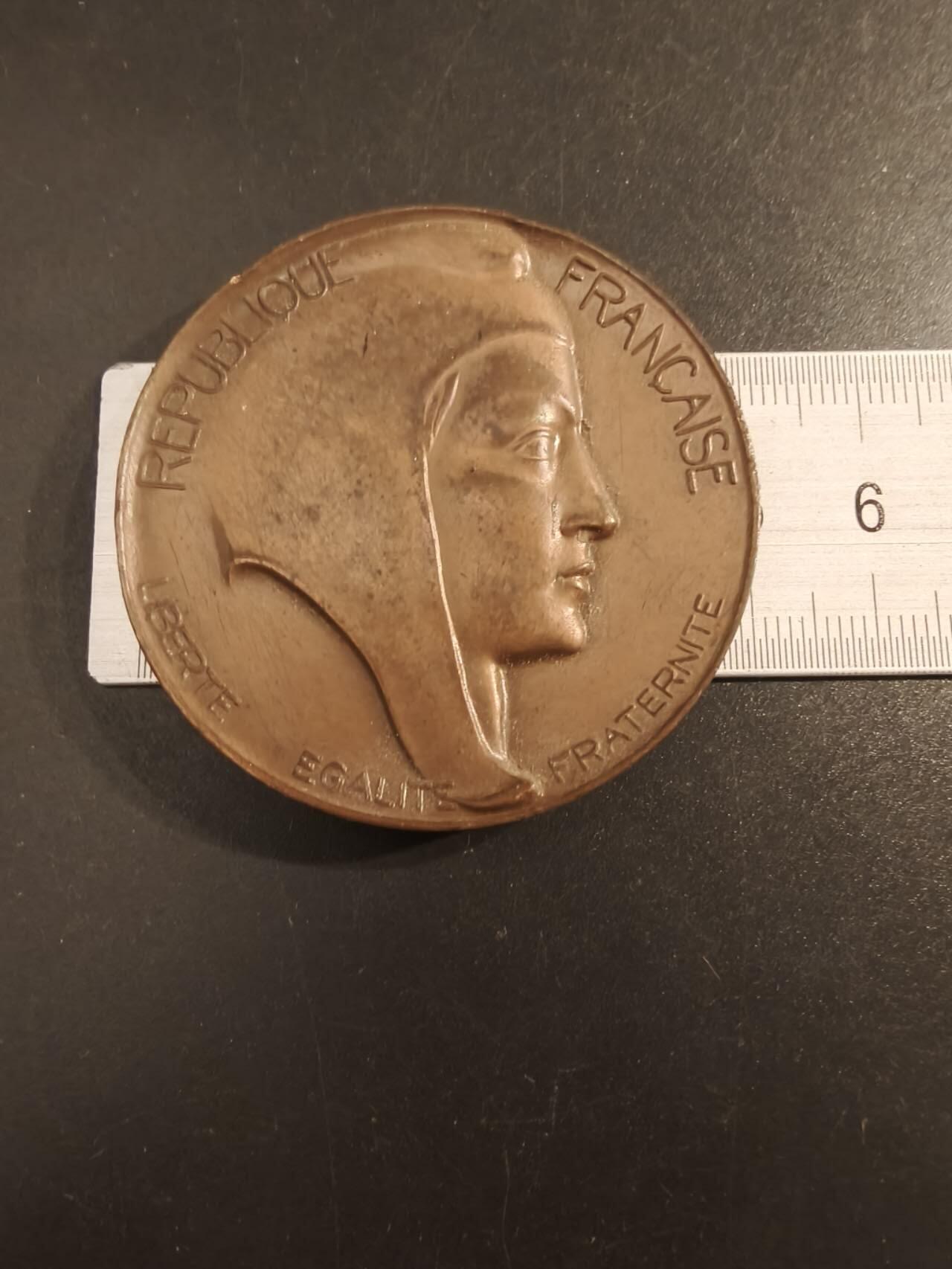 老王徽章第154期  法国参议员赠大铜章 直径50mm 重量74.1g