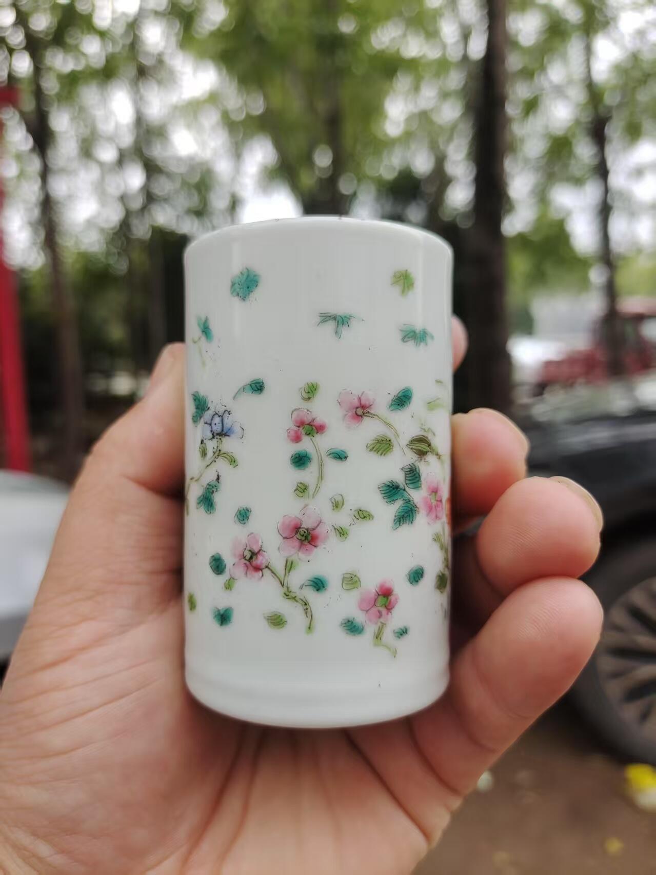 民国粉彩花卉笔筒 画工精美，白瓷胎质细腻，粉彩花卉纹饰生动，尺寸如图所示。品相完好，适合文房使用