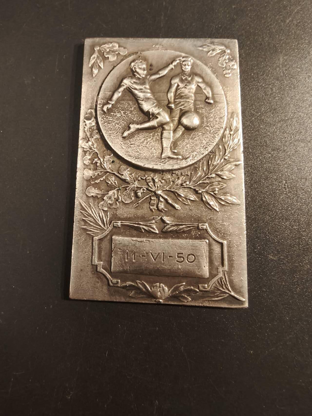 老王徽章第154期  法国足球运动镀银大铜章     1950年实发     尺寸64×38mm.    重量49.5g