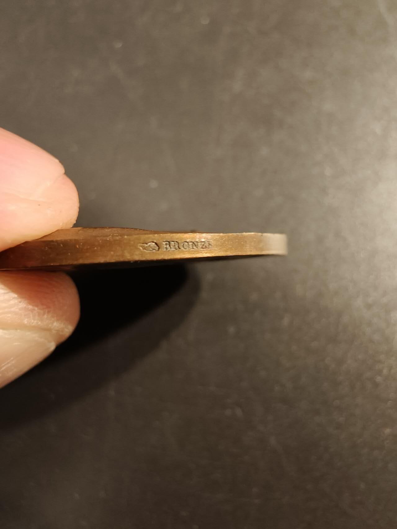 老王徽章第154期  法国著名作家雨果大铜章 大师夏普兰作品  直径33mm.   重量17.8g
