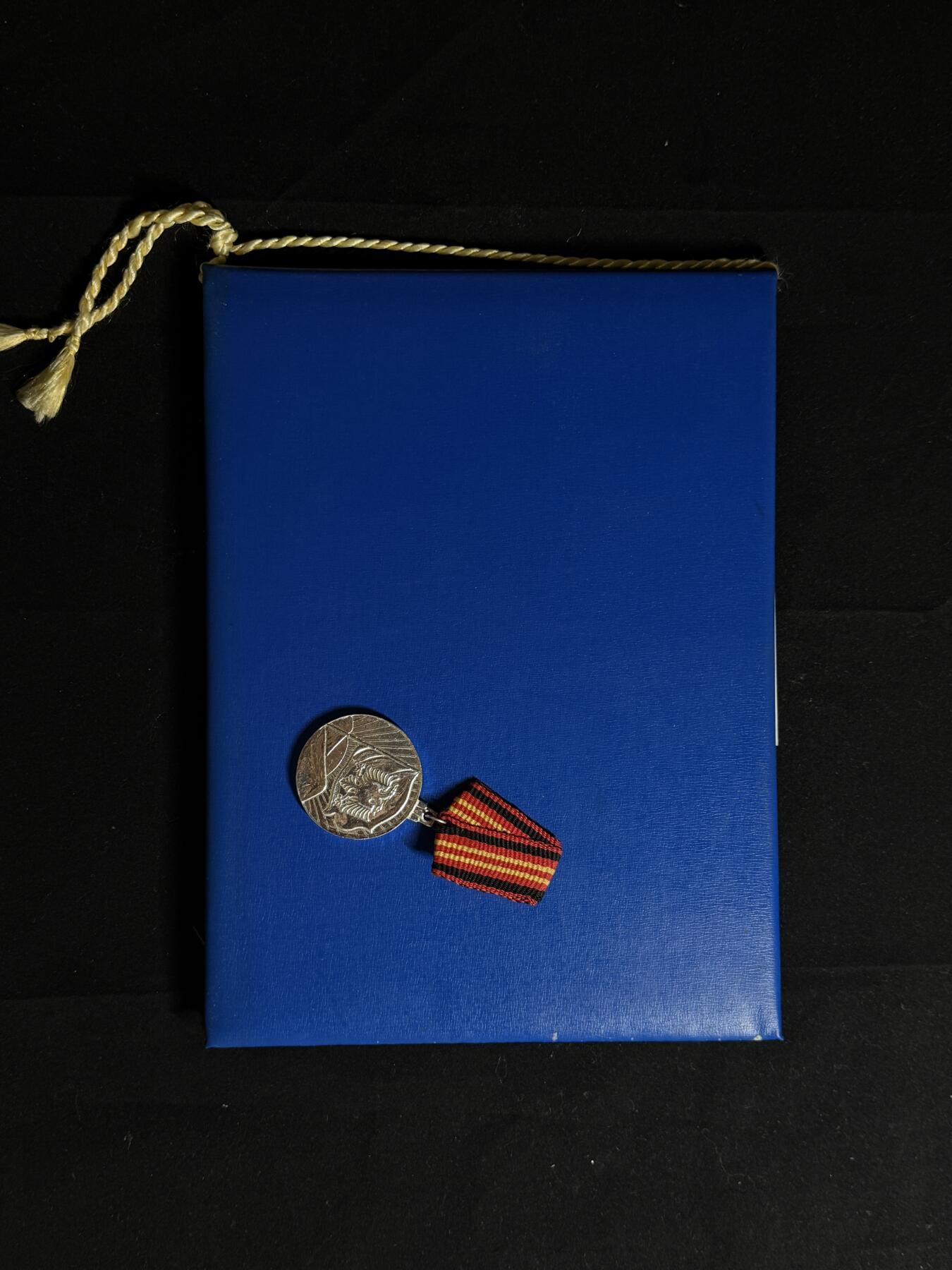 双节同庆！铭记历史！以史为鉴！戎马世界章牌大赏第106期 阿尔巴尼亚二级爱国功绩勋章，带证书，巨变之后版本，由阿尔巴尼亚总统贝里沙亲笔签名，授予事迹为1912-13年保卫斯库台城（阿尔巴尼亚第二大城市），抵御塞尔维亚人进攻，追授事迹，该章非常少见，二级仅颁发了386枚（人共时期
