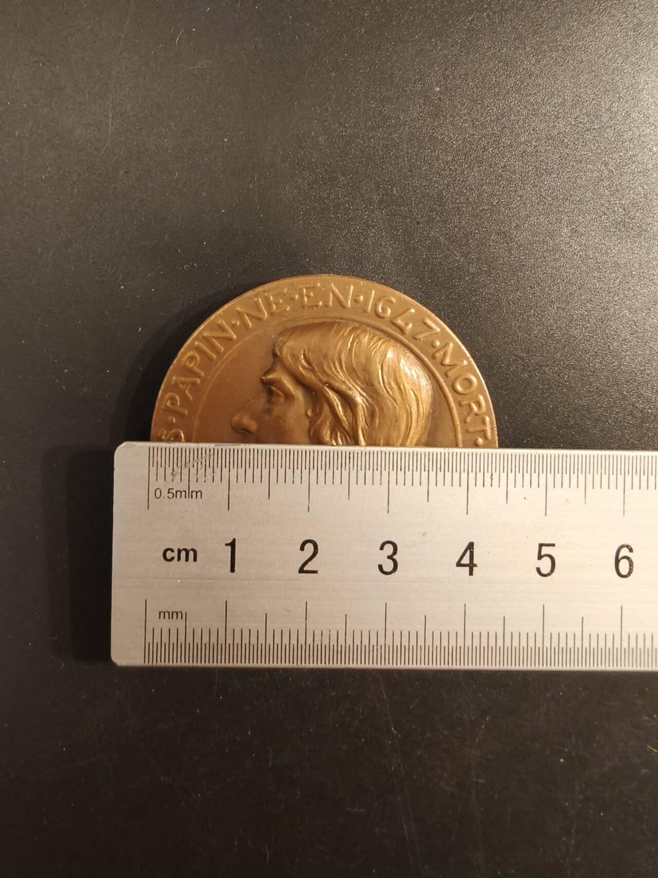 老王徽章第154期 法国化学工业与金属冶炼联合会大铜章    直径44mm.   重量47.9g