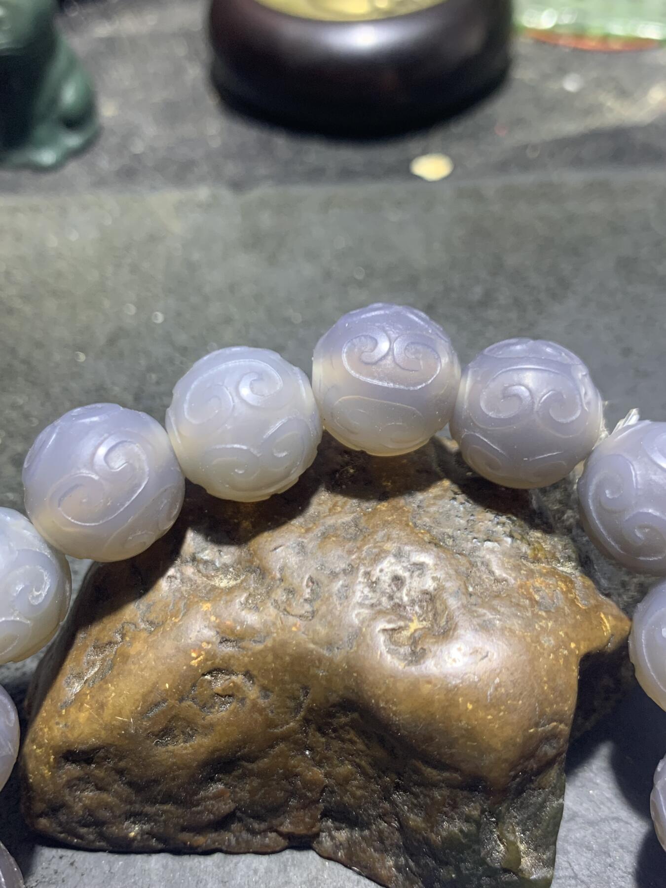 精美灰色玛瑙雕刻回纹珠（云纹珠）手串一条
