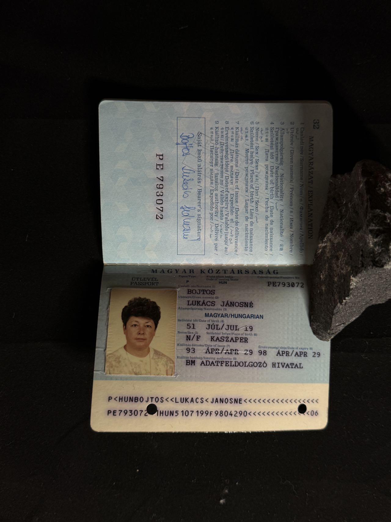 双节同庆！铭记历史！以史为鉴！戎马世界章牌大赏第106期 匈牙利共和国老护照（Magyar Köztársaság Passport），签发于 1998年4月29日，持有人出生于1951年，籍贯卡斯扎佩尔（Kaszápér）