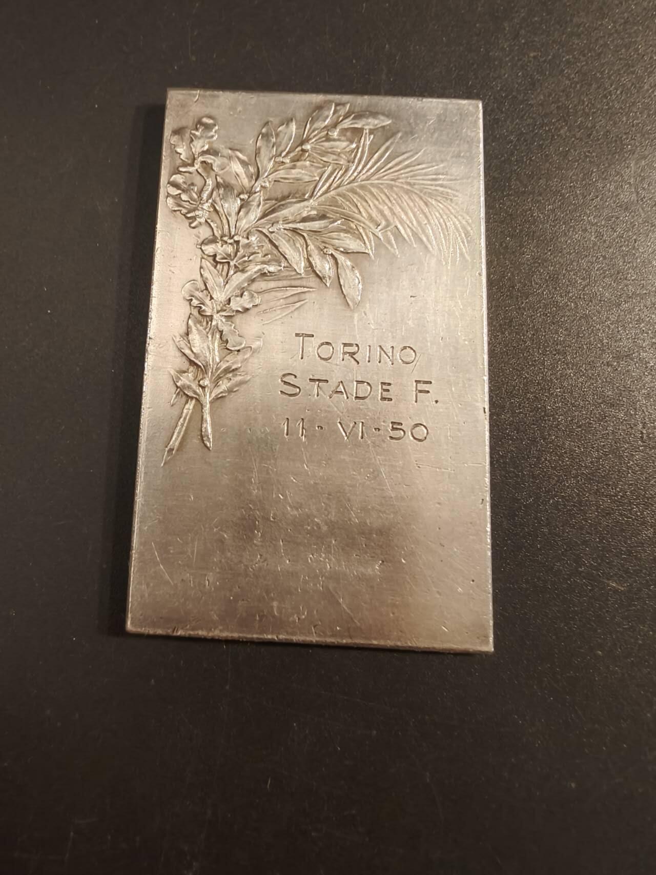 老王徽章第154期  法国足球运动镀银大铜章     1950年实发     尺寸64×38mm.    重量49.5g
