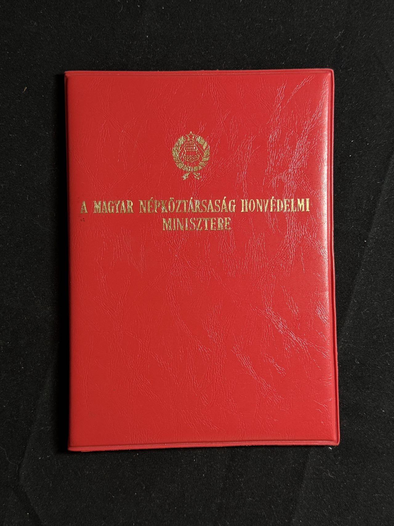 双节同庆！铭记历史！以史为鉴！戎马世界章牌大赏第106期 有新闻报道的军医上校的“服役功勋奖章”证书，授予 Dr. Bencsura Imre 军医中校，Bencsura Imre 不仅是人民军的高级军医，还长期担任 人民军第二军医院外科主任，在外科领域（急性阑尾炎、胆囊疾病、腹部外科）发表多篇学术论文，并在1990年以“军医上校”身份发表临床总结。他在媒体采访中自述“自1952年起从医从军三十年”，并强调军医职业不仅是治病救人，也是心理与社会责任。