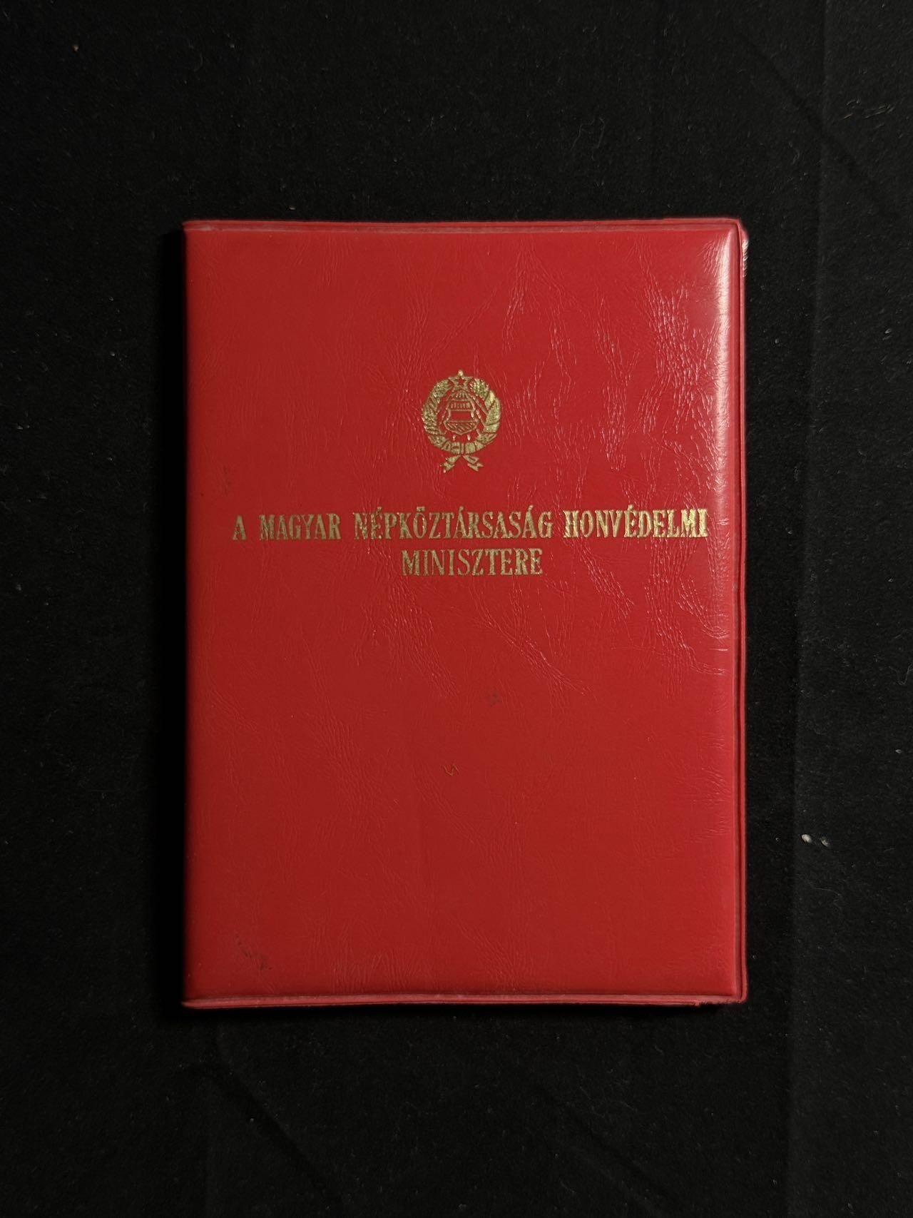 双节同庆！铭记历史！以史为鉴！戎马世界章牌大赏第106期 匈牙利国防功勋奖章证书，授予 Kodák Mihályné 女士，以表彰其作为国防系统文职工作人员连续20年的杰出工作。日期为1983年9月29日。证书配有原始红色封套和小型证明卡（Igazolvány）