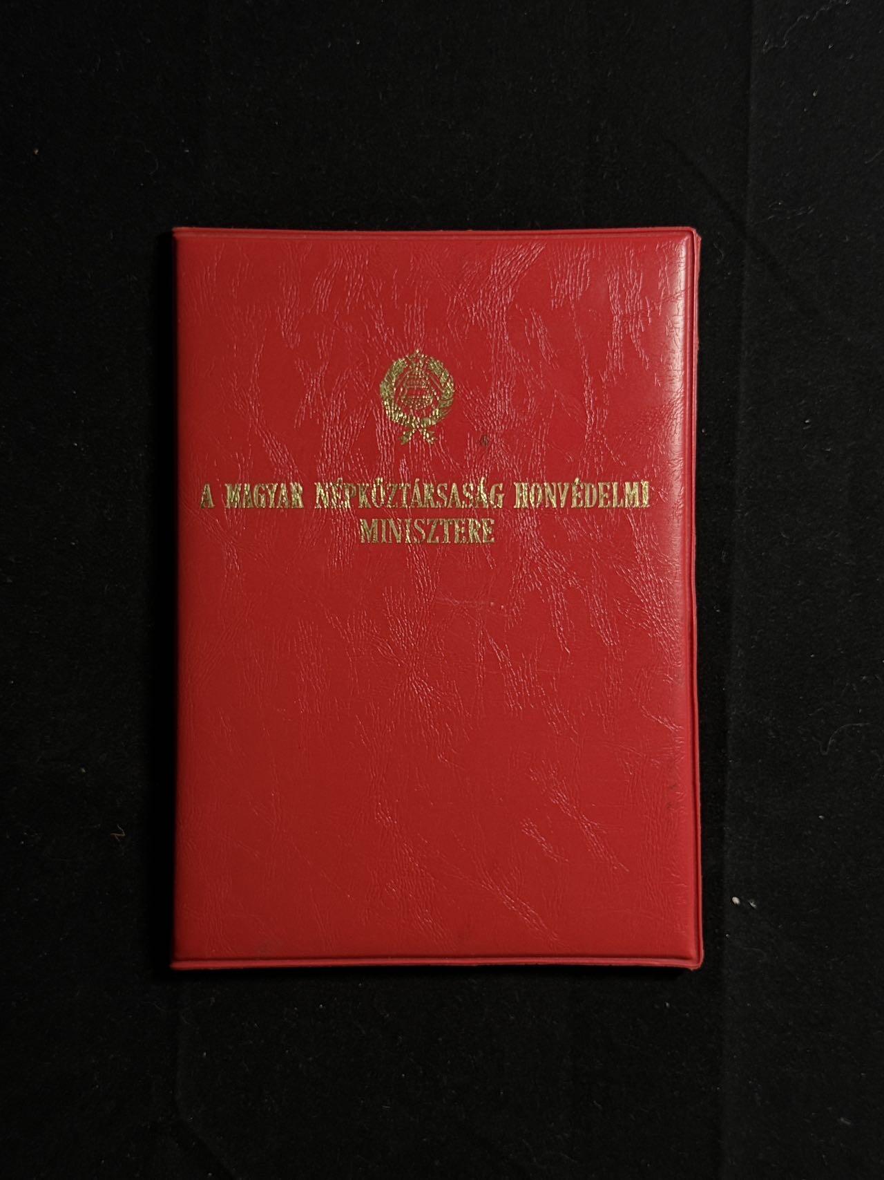 双节同庆！铭记历史！以史为鉴！戎马世界章牌大赏第106期 匈牙利国防功勋奖章证书，授予 Fábián János。证书日期为1982年11月7日，内页带有国防部印章和部长签名，并附有配套的小型证明纸条（Igazolány）