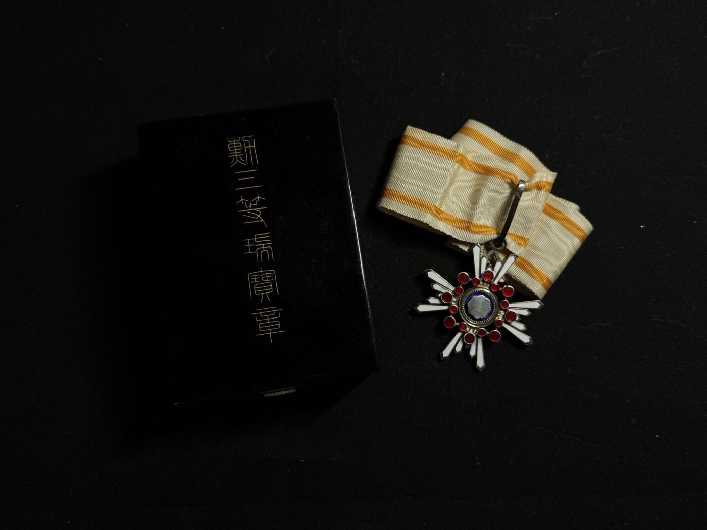 双节同庆！铭记历史！以史为鉴！戎马世界章牌大赏第106期 勋三等瑞宝章，带盒，红色珐琅有损