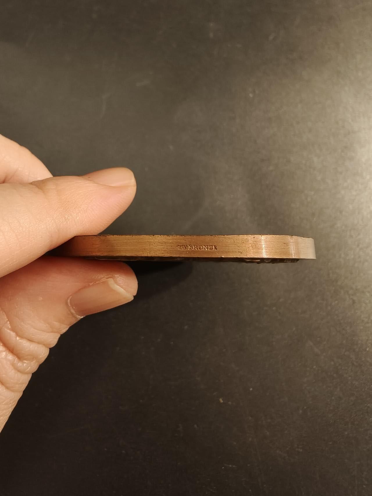 老王徽章第154期  法国众议院议员赠大铜章 直径50mm 重量66.3g