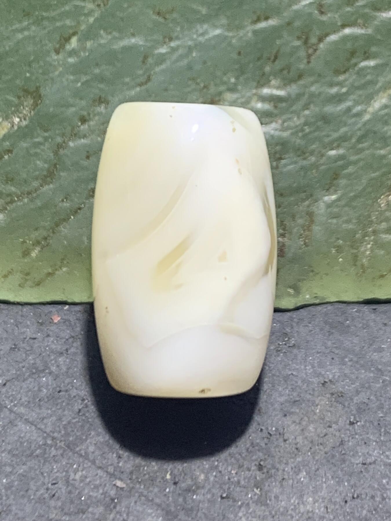 精美高玉化荔枝冻玛瑙桶珠一颗，