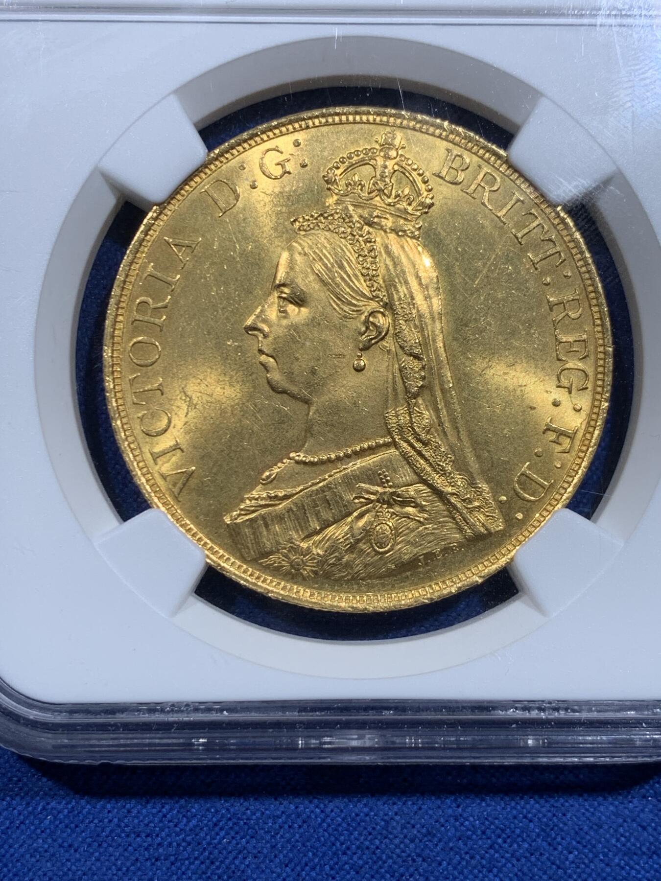 《竞宝斋》第425场 周日，周一  2场连拍 （全场包邮） NGC MS63 英国1887年维多利亚马剑5磅金币 9167金 39.94克 光度观感都非常好 细节见图 压手感十足
