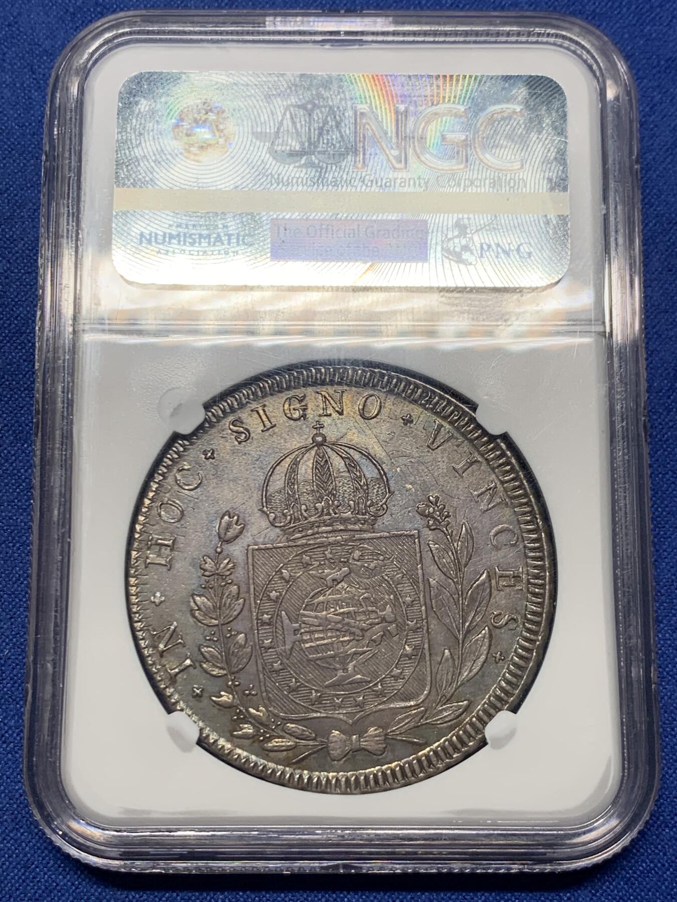 《竞宝斋》第425场 周日，周一  2场连拍 （全场包邮） NGC AU58 巴西1823皇冠地球960R银币（signo)，少见品种，底板和包浆好。