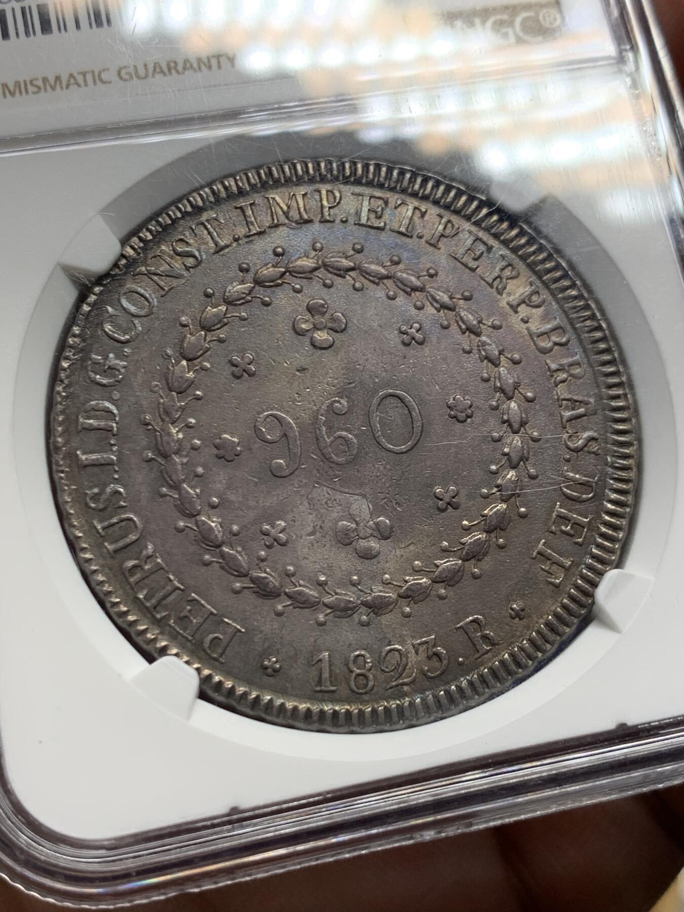 《竞宝斋》第425场 周日，周一  2场连拍 （全场包邮） NGC AU58 巴西1823皇冠地球960R银币（signo)，少见品种，底板和包浆好。