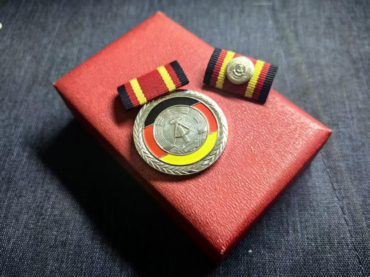 罗岚⭐爱藏⭐精品国庆假期专拍-分享拍场赚佣金 民主德国国家功勋奖章（全德最高级别奖章）一套  极美品