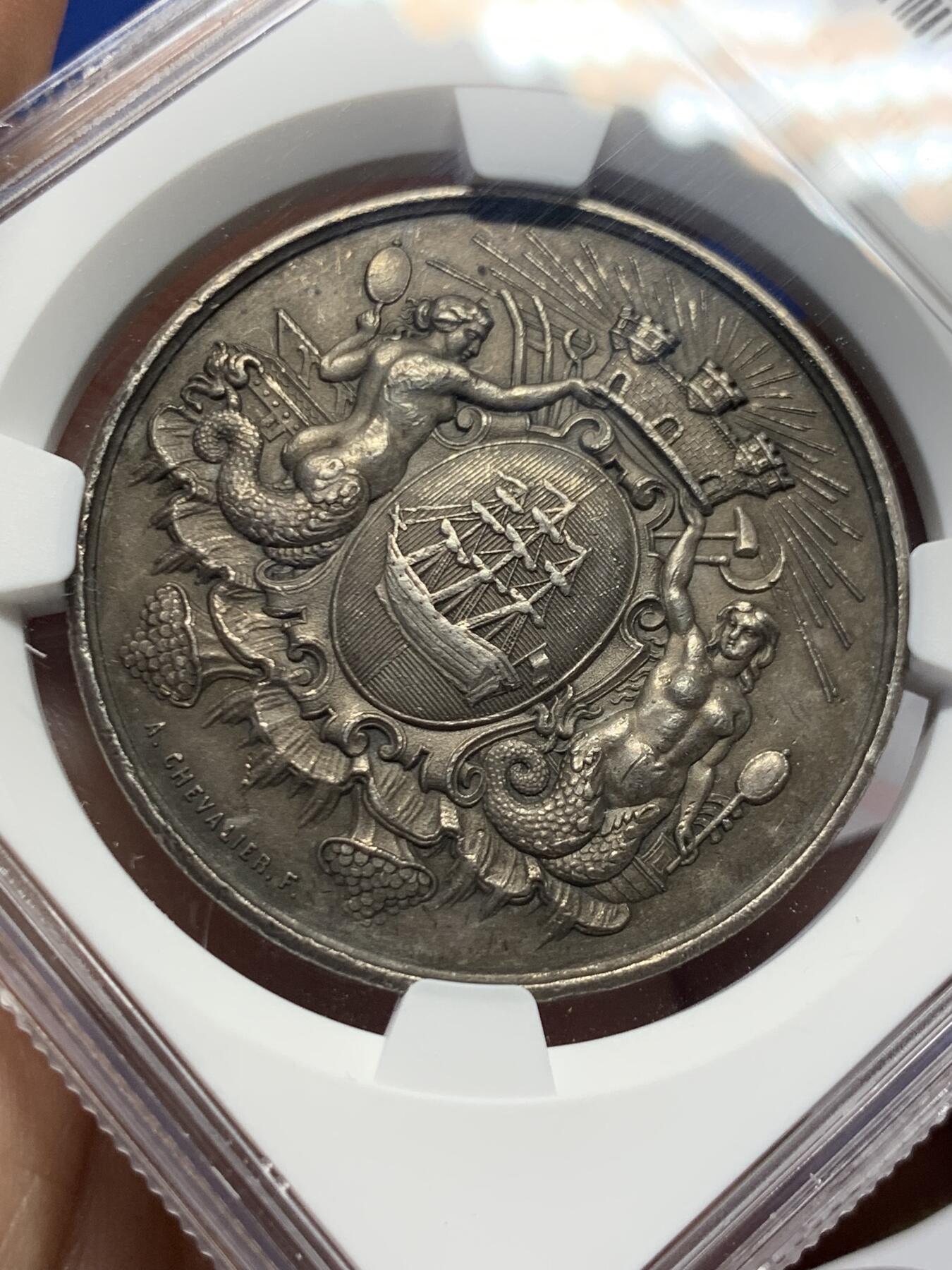 《竞宝斋》第425场 周日，周一  2场连拍 （全场包邮） NGC MS62 法国双美人鱼银章 大热款 图案寓意：正面双美人鱼、帆船、城堡，呼应迪耶普“港口城市”属性（海洋元素+城市徽章）