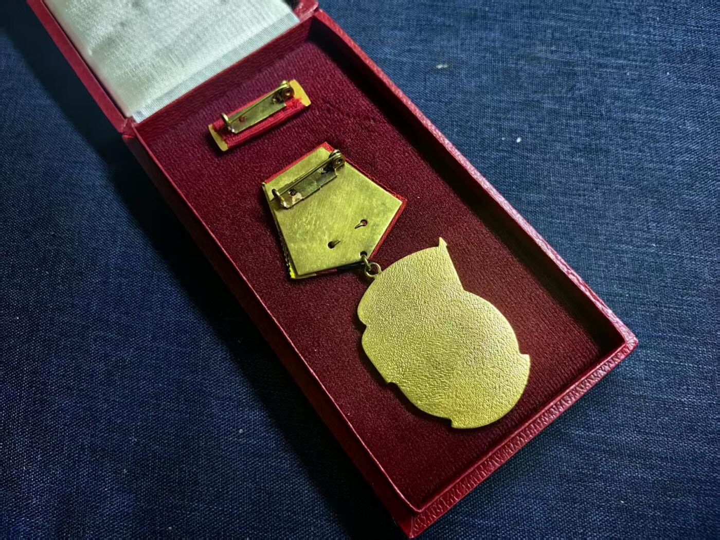 罗岚⭐爱藏⭐精品国庆假期专拍-分享拍场赚佣金 民主德国一级劳动红旗勋章 早期提手挂版本带盒略