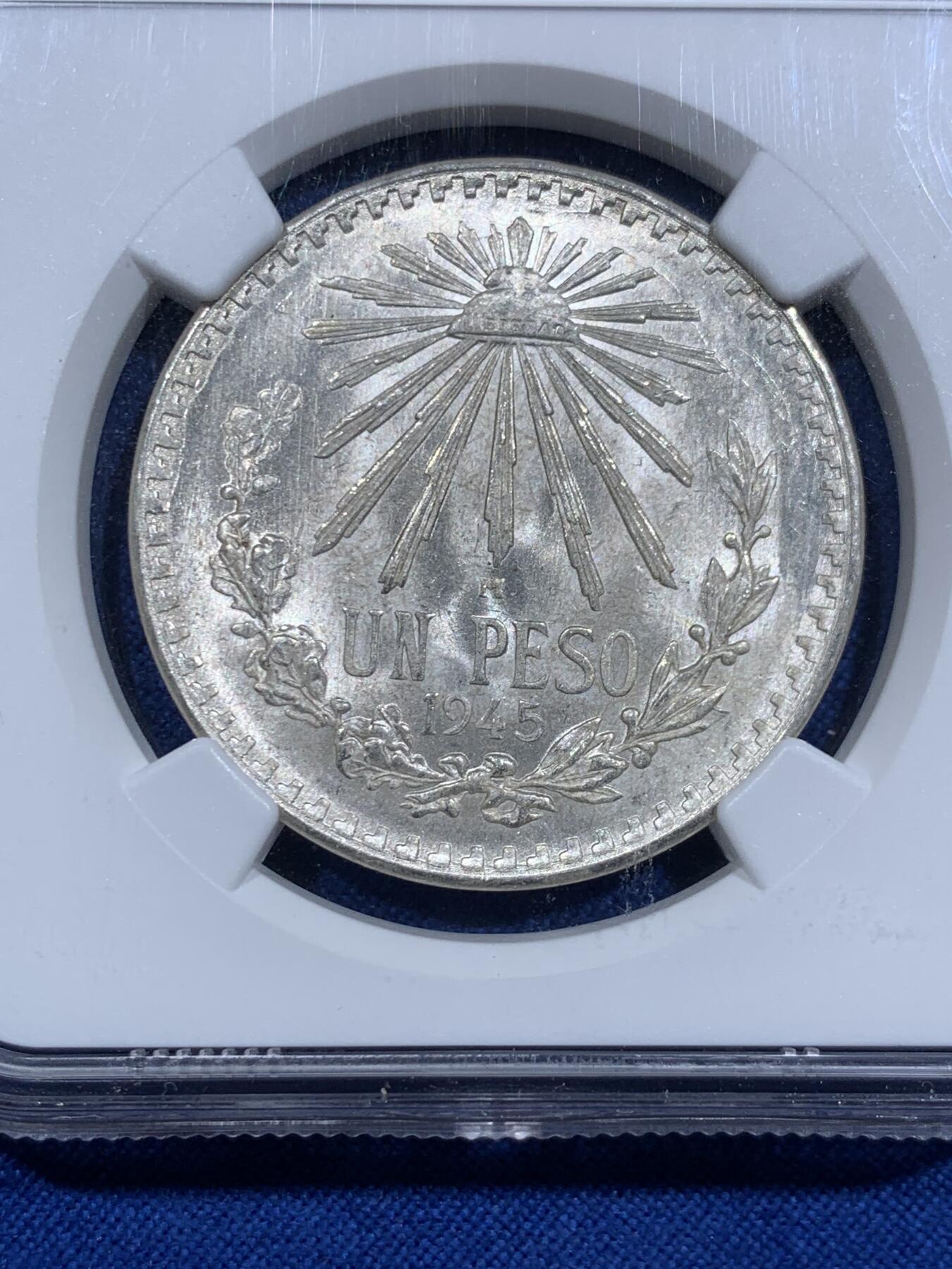 《竞宝斋》第425场 周日，周一  2场连拍 （全场包邮） 两枚一组 NGC MS64 墨西哥鹰洋1比索银币 1944年+1945年，相邻年份远光原卷鹰洋一对。近期银价大涨！拿来投资也相当不错