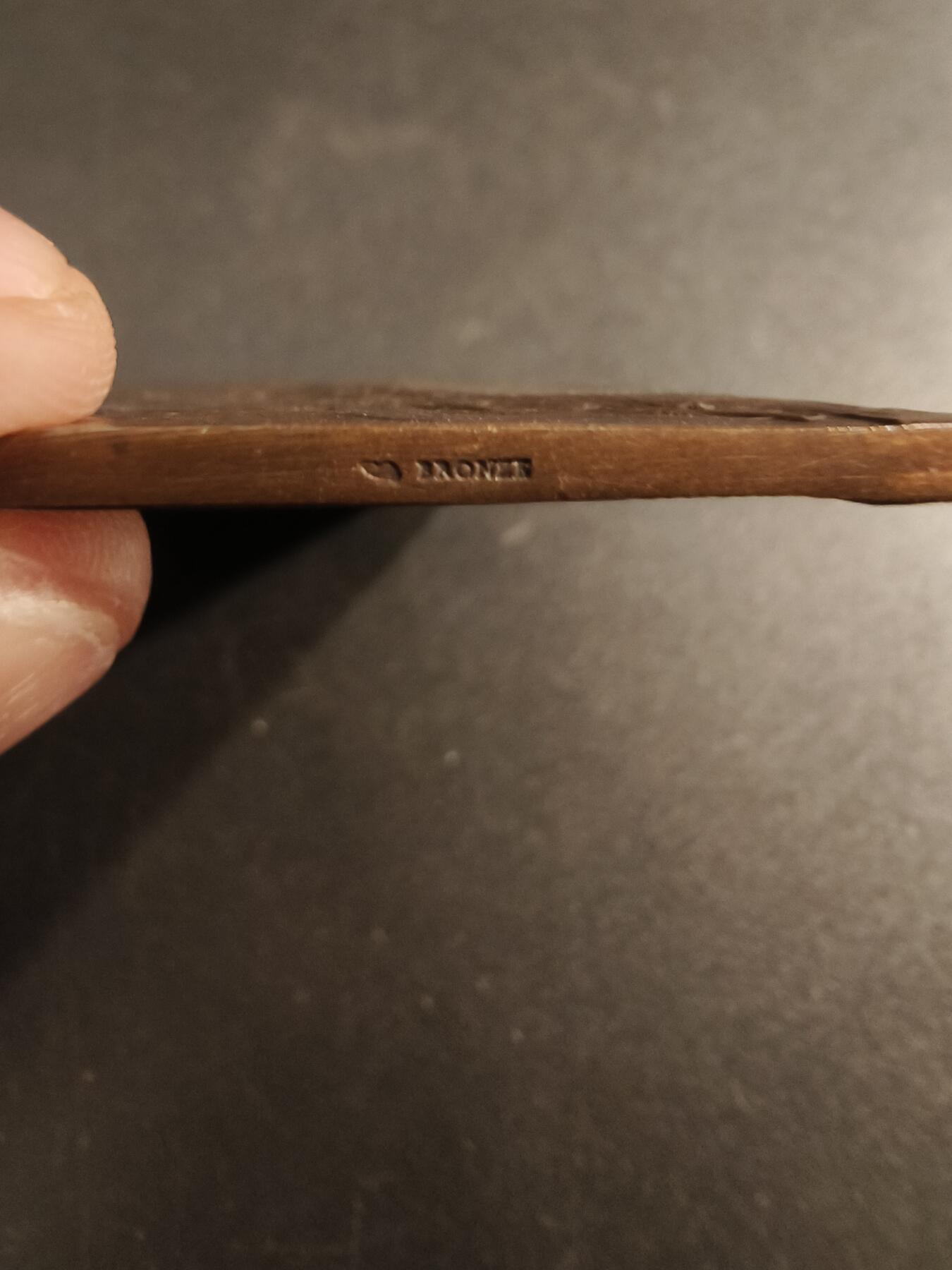 老王徽章第154期 法国方形大铜章    尺寸50×41mm.    重量60.2g