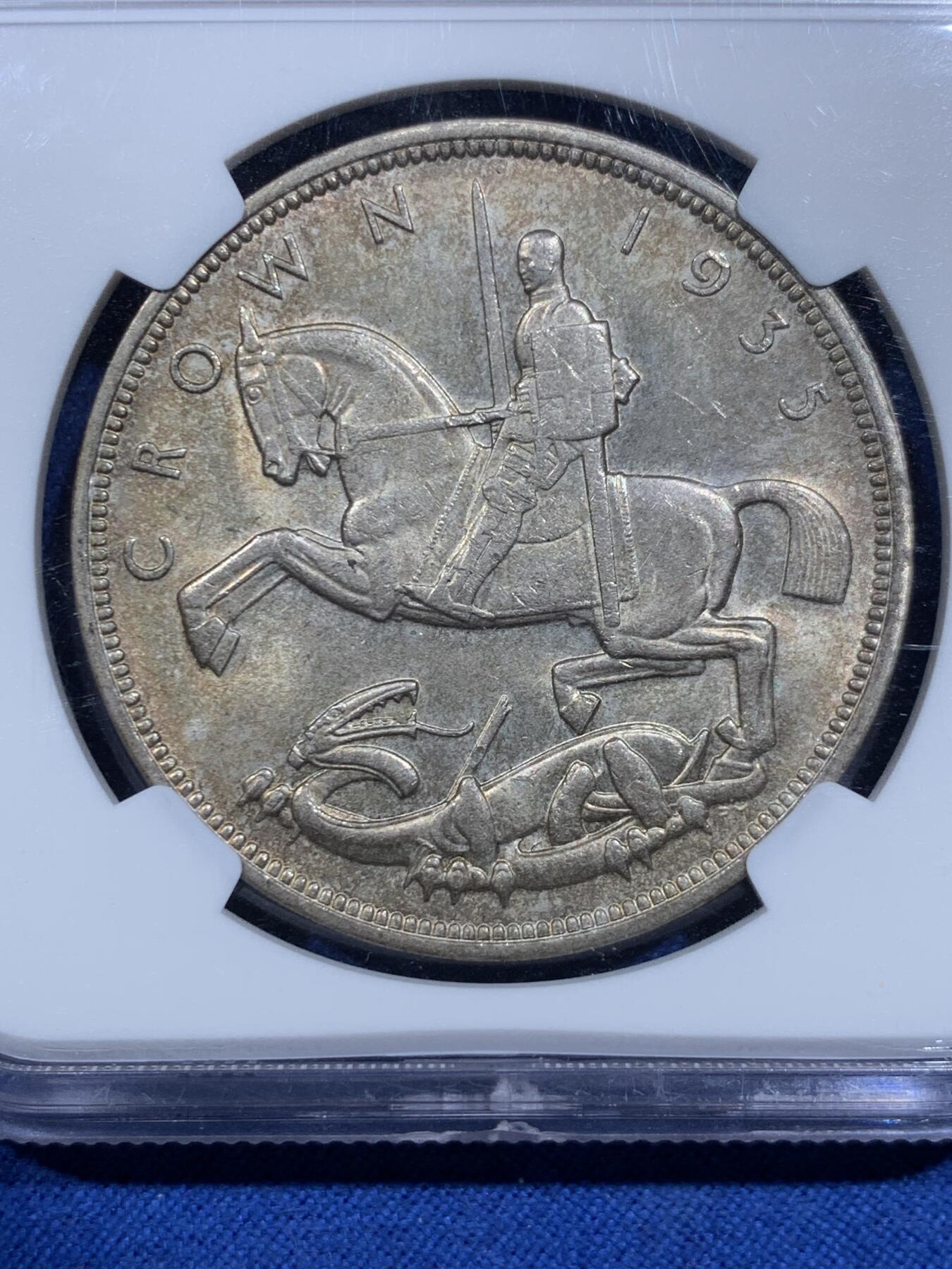 《竞宝斋》第425场 周日，周一  2场连拍 （全场包邮） NGC MS63 英国 1935年 乔治五世 木马剑1克朗银币 原味包浆