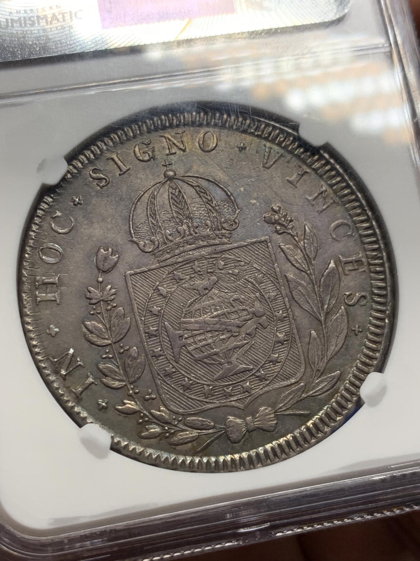 《竞宝斋》第425场 周日，周一  2场连拍 （全场包邮） NGC AU58 巴西1823皇冠地球960R银币（signo)，少见品种，底板和包浆好。